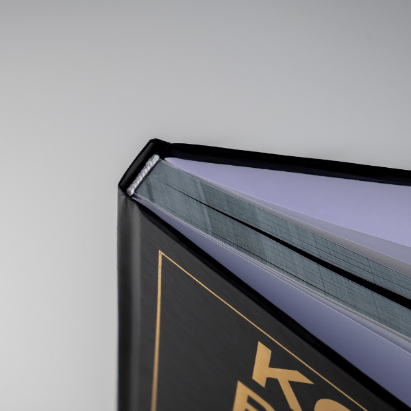 hardcover afwerking met witte schutbladen en witte kapitaalband