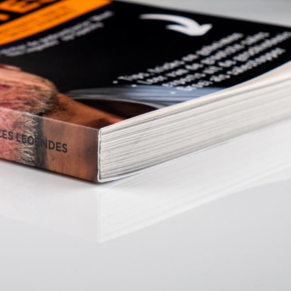 liggend boek, genaaide afwerking geproduceerd door Boekenmakers