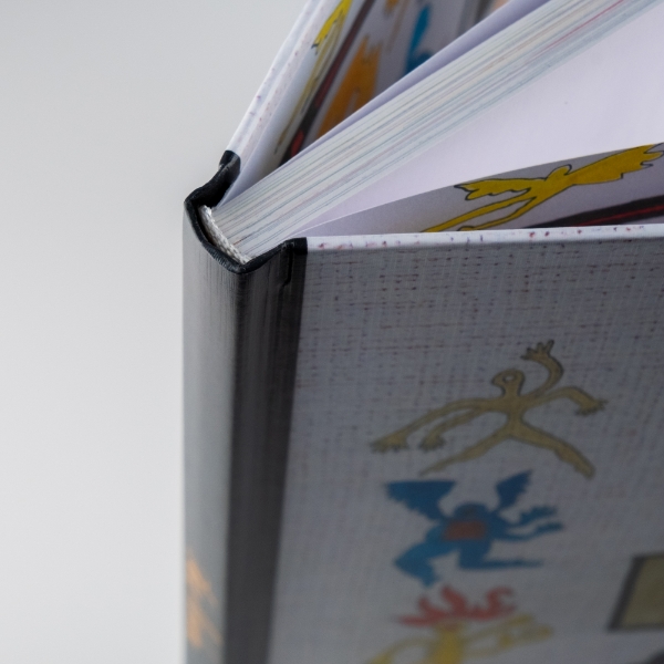 openstaand hardcoverboek en bedrukte schutbladen aan de binnnenzijde