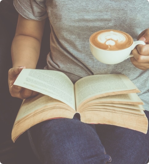 beeld met persoon die door een boek bladert