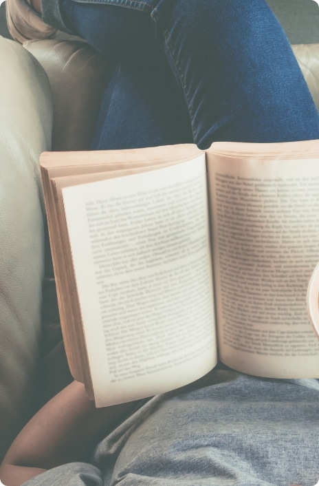 boekje lezen op de bank