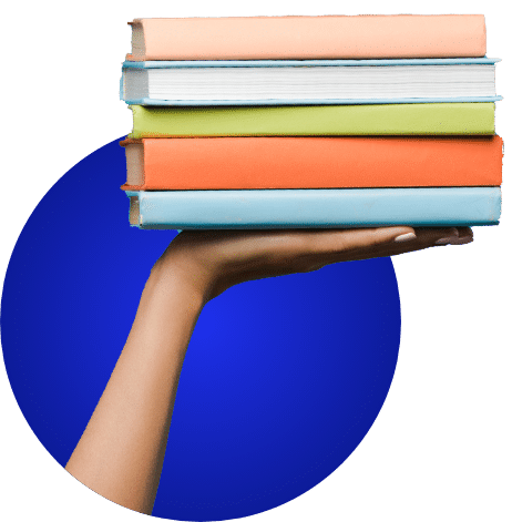 Hand met stapel kleurrijke boeken – symbool voor boeken laten maken bij Boekenmakers