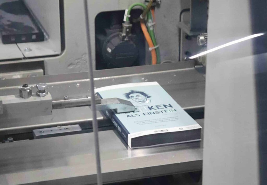 Hardcover boek wordt automatisch gebonden en afgewerkt tijdens het drukproces in de drukkerij.