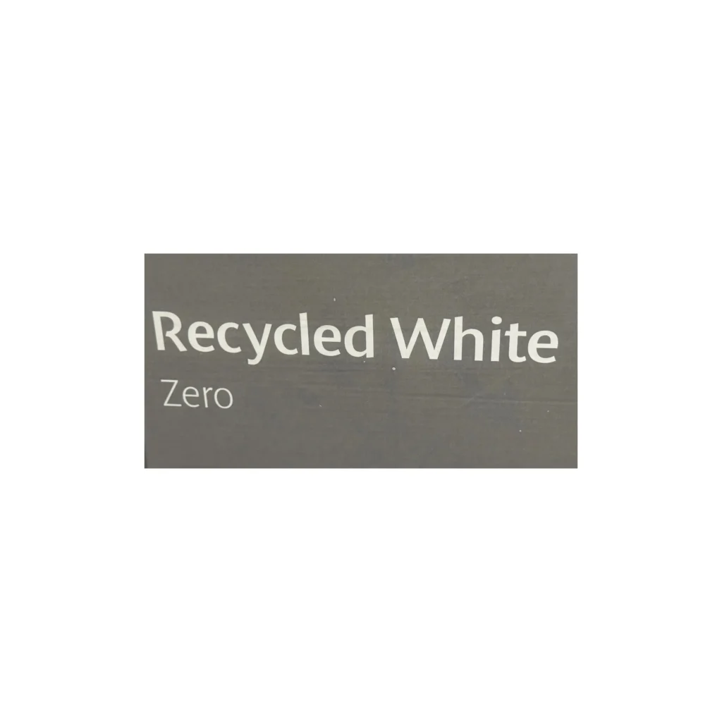 Verpakking met de tekst “Recycled White Zero” in witte letters op een grijzige achtergrond. Als voorbeeld duurzaam papier voor je boek