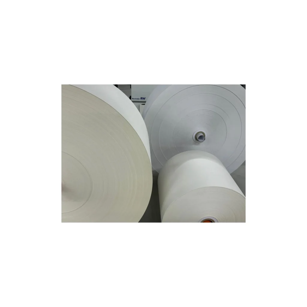 Grote rollen offwhite papier voor boekproductie