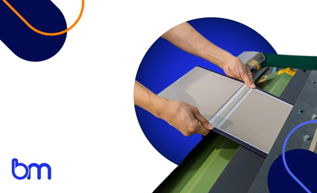 Hardcover boek laten inbinden – handmatig plaatsen van kaftdelen tijdens het inbindproces.