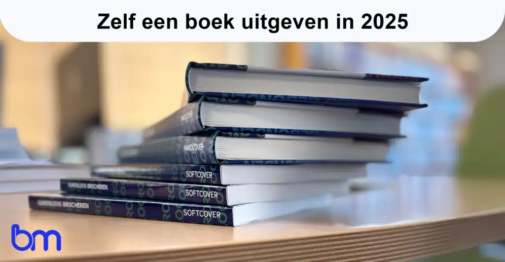 Stapel boeken op tafel met de tekst ‘Zelf een boek uitgeven in 2025’ erboven.