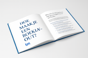 Open liggend boek met de titel “Hoe maak je een boeklay-out?” en het blauwe bm-logo, weergegeven in een strakke professionele stijl die boekopmaak en typografie illustreert.