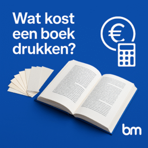 Open boek op een blauwe achtergrond met papieren monstertjes ernaast, euro-icoon met calculator en het Boekenmakers-logo — visuele uitnodiging om meer te lezen over de kosten van boekdruk.