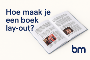 Liggende illustratie met een open boek en de titel ‘Hoe maak je een boek lay-out?’, ontworpen in de huisstijl van Boekenmakers met bm-logo.