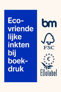 Afbeelding met de tekst “Eco-vriendelijke inkten bij boekdruk” in een blauw vlak, met daarnaast het Boekenmakers-logo, het FSC-keurmerk en het EU Ecolabel.