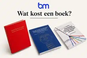 Boekenmakers afbeelding met drie boeken en de titel “Wat kost een boek?” inclusief hardcover, softcover en paperback voorbeelden.
