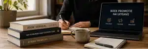 Auteur werkt aan boekpromotie strategie met boeken, laptop en notities op warme werkplek